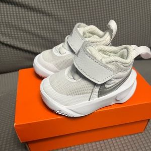 EUC nike hustle sneaker crib shoe 2c